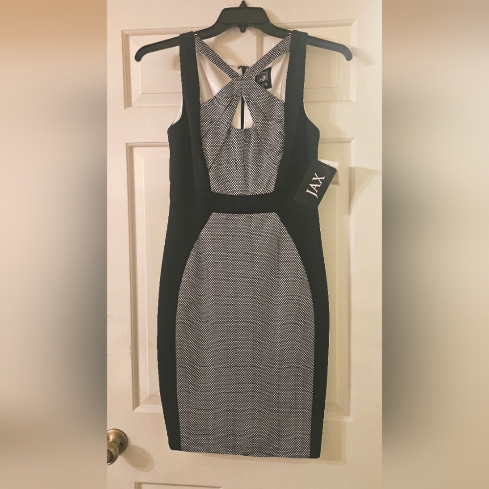 JAX Dress Sz 6 black and white Bodycon cocktail with criss cross neckline.